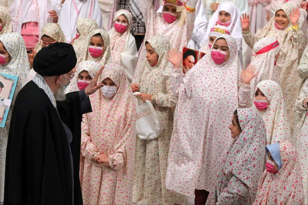 الإمام الخامنئي يشارك في مراسم حفل تكليف طالبات المدارس (6)